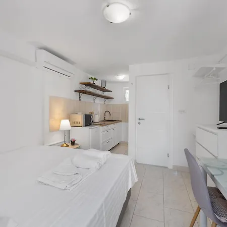 Petrina Apartment *